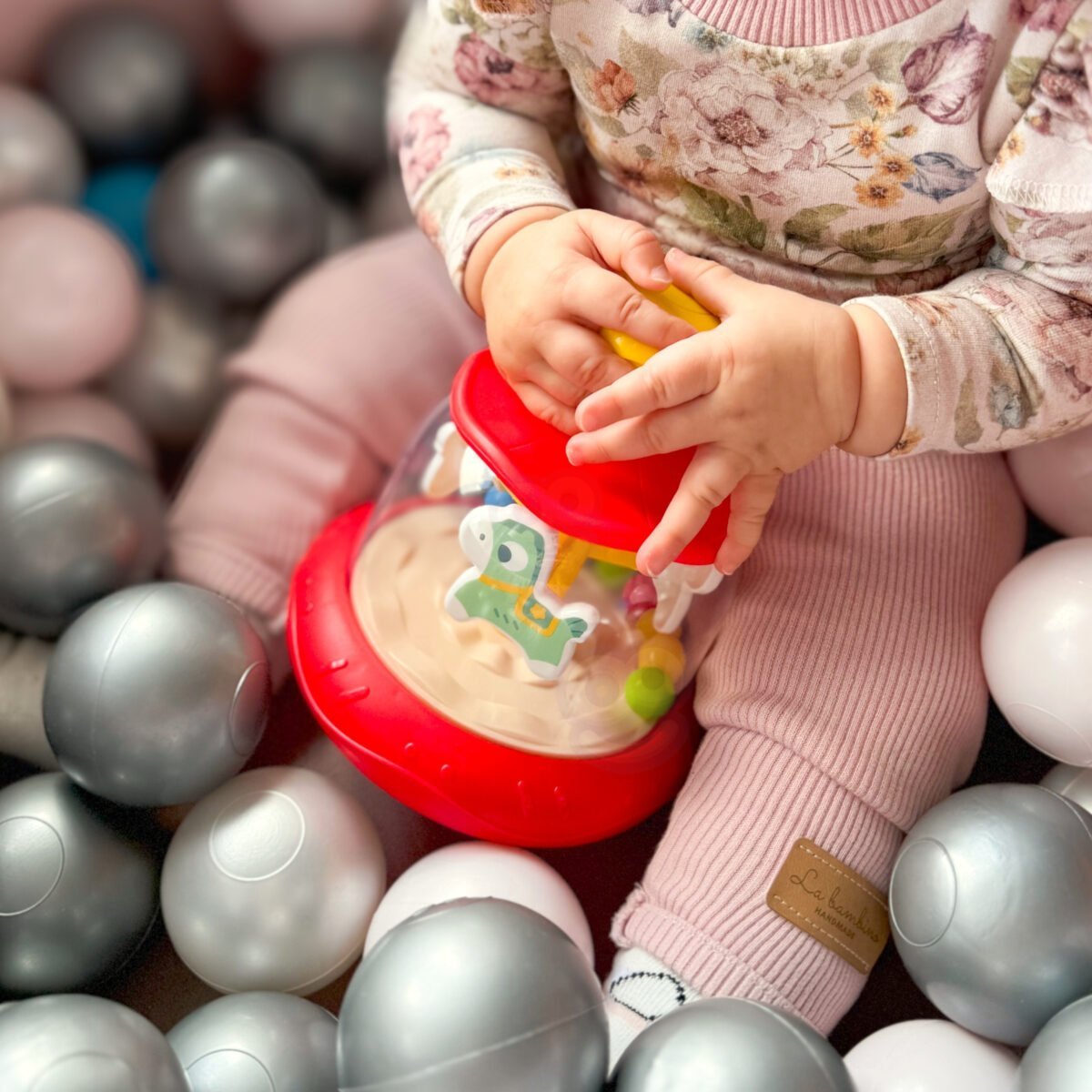 Raudona lavinamoji karuselė su besisukančiais žirgeliais – Paveikslėlis 2