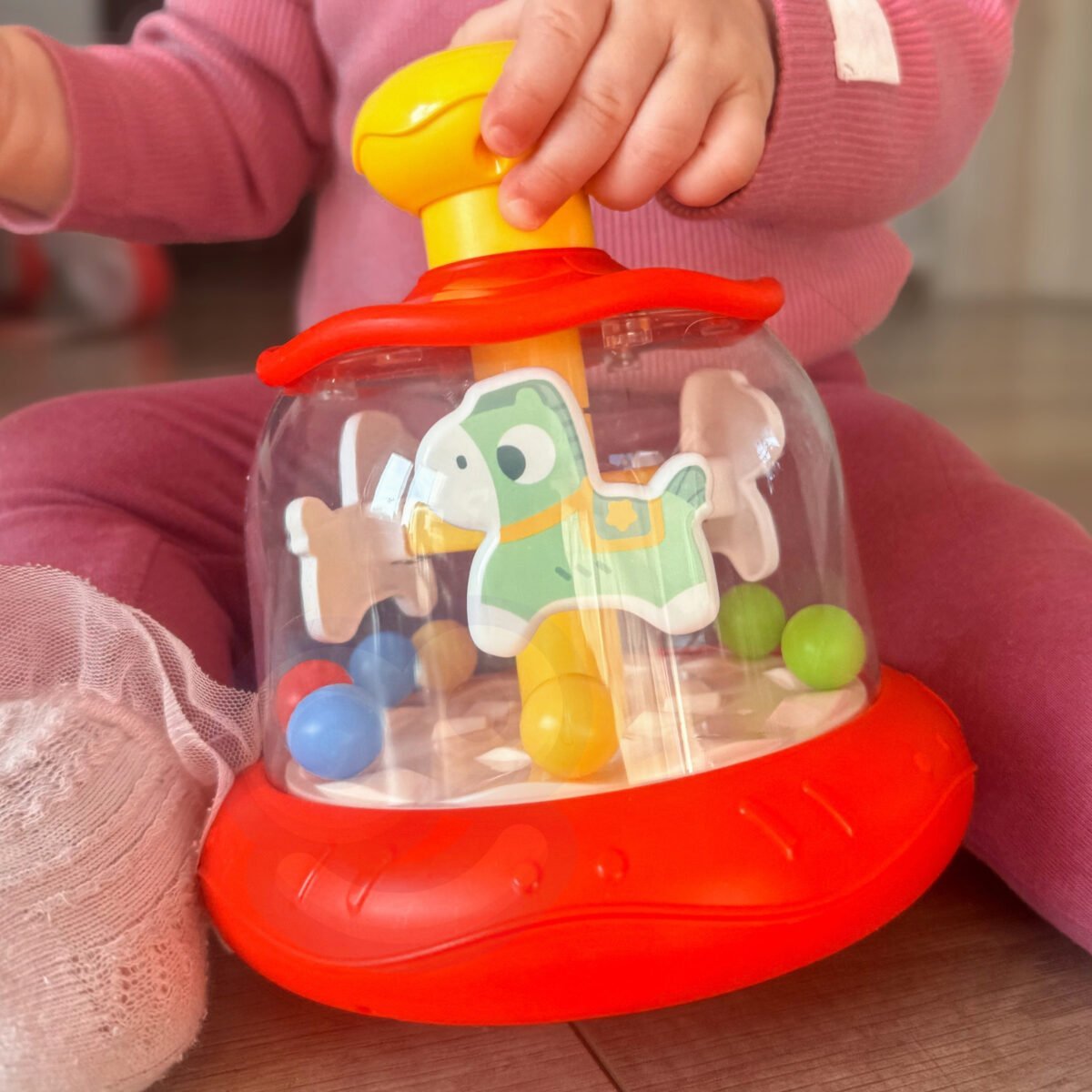 Raudona lavinamoji karuselė su besisukančiais žirgeliais – Paveikslėlis 4