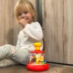 Raudona lavinamoji karuselė su besisukančiais žirgeliais – Paveikslėlis 5