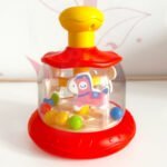 Raudona lavinamoji karuselė su besisukančiais žirgeliais – Paveikslėlis 6