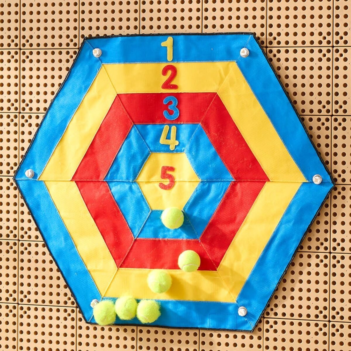 Šešiakampis mėtymo žaidimas su limpančiais kamuoliukais – Paveikslėlis 2