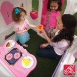 Sodo žaidimų namelis su širdelėmis ir virtuvėle – Paveikslėlis 4