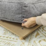 Šunų sofa su plaunamu užvalkalu ir pakeltomis medinėmis kojelėmis – Paveikslėlis 8