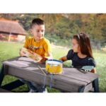 Vaikiškas pikniko staliukas su smėlio ir vandens talpyklomis ir skėčiu