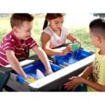 Vaikiškas pikniko staliukas su smėlio ir vandens talpyklomis ir skėčiu