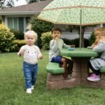 Vaikiškas pikniko staliukas su suoliukais ir skėčiu