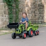 Žalias pedalinis traktorius CLAAS su kaušu, krautuvu ir priekaba