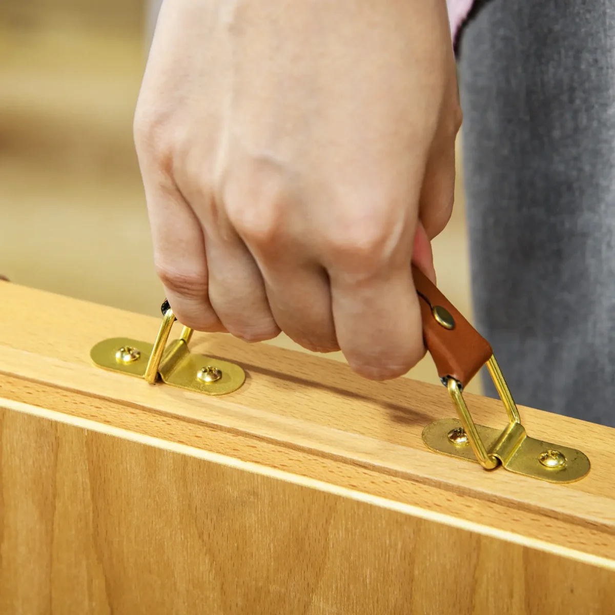 Medinis stalinis molbertas su reguliuojamu kampu ir stalčiumi – Paveikslėlis 3