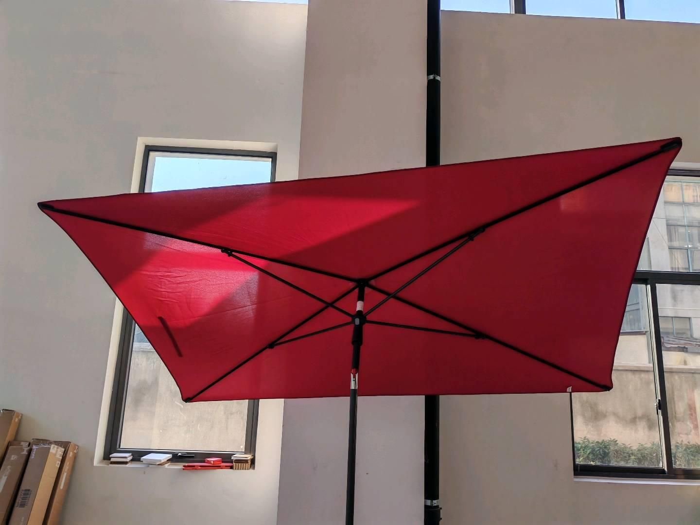 staciakampis-lauko-sketis-su-reguliuojamu-pasvirimo-kampu-ir-nesiojimo-krepsiu-pilka Stačiakampis lauko skėtis su reguliuojamu pasvirimo kampu ir nešiojimo krepšiu (Pilka)