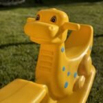 Daugiavietės geltonos balansinės supynės dinozauro formos