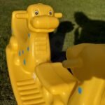 Daugiavietės geltonos balansinės supynės dinozauro formos