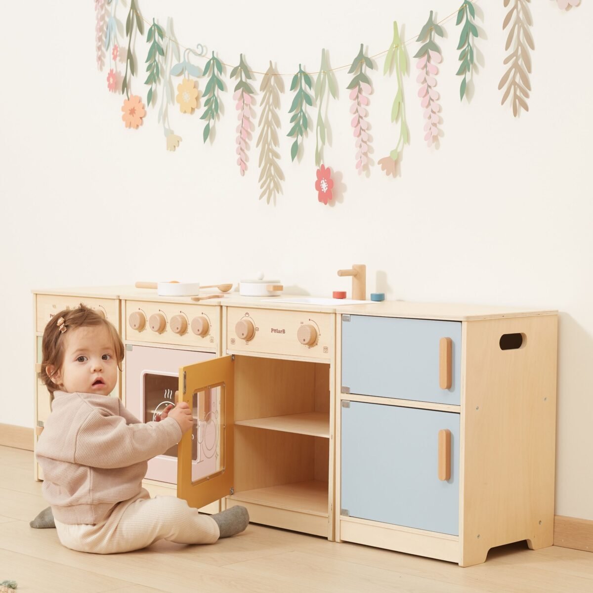 Didelis medinis virtuvės rinkinys su virykle, skalbykle ir šaldytuvu – Paveikslėlis 4