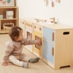 Didelis medinis virtuvės rinkinys su virykle, skalbykle ir šaldytuvu – Paveikslėlis 9