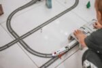 Elektrinis traukinys su 914 cm bėgių trasa, tiltu ir tuneliu, 86 dalys – Paveikslėlis 9