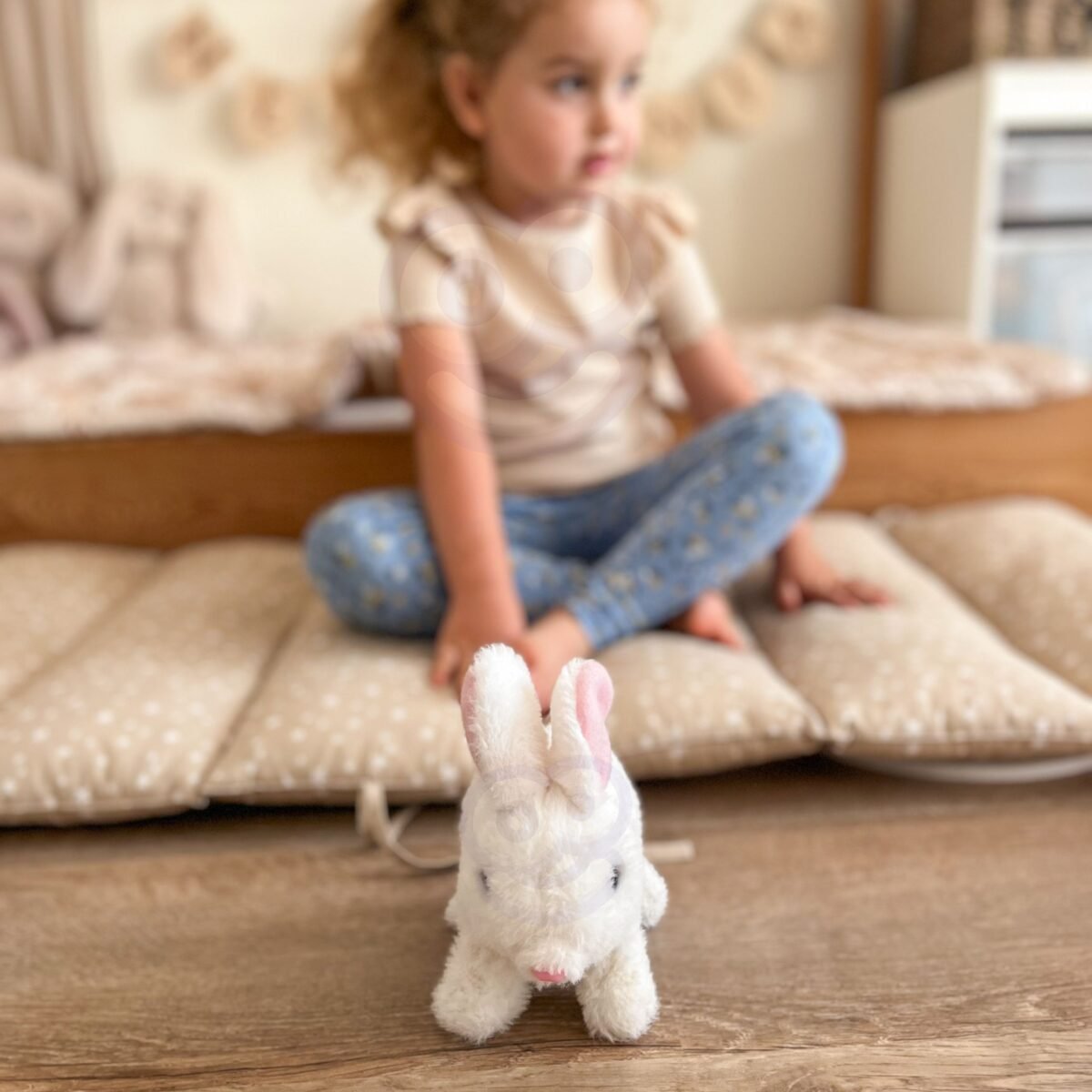 Interaktyvus baltas pliušinis triušiukas su morka – Paveikslėlis 2