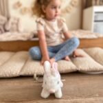 Interaktyvus baltas pliušinis triušiukas su morka – Paveikslėlis 2