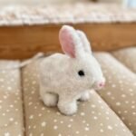 Interaktyvus baltas pliušinis triušiukas su morka – Paveikslėlis 4