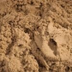 Kinetinio smėlio statybų aikštelės rinkinys lagamine su mašinėlėmis, 1 kg