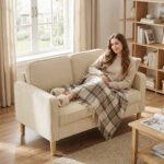 Kompaktiška dvivietė kordo sofa su daiktadėže