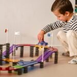 Magnetinis lenktynių trasos rinkinys su šviečiančiu automobiliu iš 137 dalių – Paveikslėlis 6