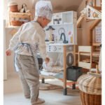 Medinė interaktyvi virtuvėlė 9 viename su skalbykle ir kreidine lenta – Paveikslėlis 11