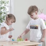 Medinis Ludo stalo žaidimas su gyvūnėlių figūrėlėmis