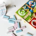 Medinis Ludo stalo žaidimas su gyvūnėlių figūrėlėmis