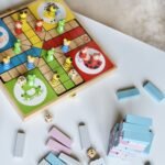 Medinis Ludo stalo žaidimas su gyvūnėlių figūrėlėmis