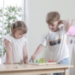 Medinis Ludo stalo žaidimas su gyvūnėlių figūrėlėmis