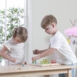 Medinis Ludo stalo žaidimas su gyvūnėlių figūrėlėmis