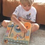 Medinis Montessori kalendorius su laikrodžiu anglų kalba