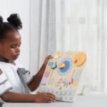 Medinis Montessori kalendorius su laikrodžiu anglų kalba