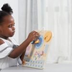 Medinis Montessori kalendorius su laikrodžiu anglų kalba