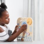 Medinis Montessori kalendorius su laikrodžiu anglų kalba