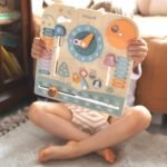 Medinis Montessori kalendorius su laikrodžiu anglų kalba