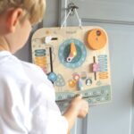 Medinis Montessori kalendorius su laikrodžiu anglų kalba