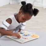 Medinis Montessori kalendorius su laikrodžiu anglų kalba