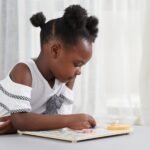 Medinis Montessori kalendorius su laikrodžiu anglų kalba