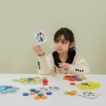Medinis Montessori spalvų derinimo žaidimas povo uodega su kortelėmis ir kauliukais
