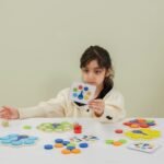 Medinis Montessori spalvų derinimo žaidimas povo uodega su kortelėmis ir kauliukais