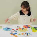 Medinis Montessori spalvų derinimo žaidimas povo uodega su kortelėmis ir kauliukais