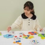 Medinis Montessori spalvų derinimo žaidimas povo uodega su kortelėmis ir kauliukais