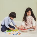 Medinis Montessori spalvų derinimo žaidimas povo uodega su kortelėmis ir kauliukais