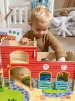 Medinis fermos žaidimo rinkinys su gyvūnėliais ir pastatais