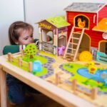 Medinis fermos žaidimo rinkinys su gyvūnėliais ir pastatais