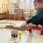 Medinis traukinukų rinkinys su magnetais – Paveikslėlis 3