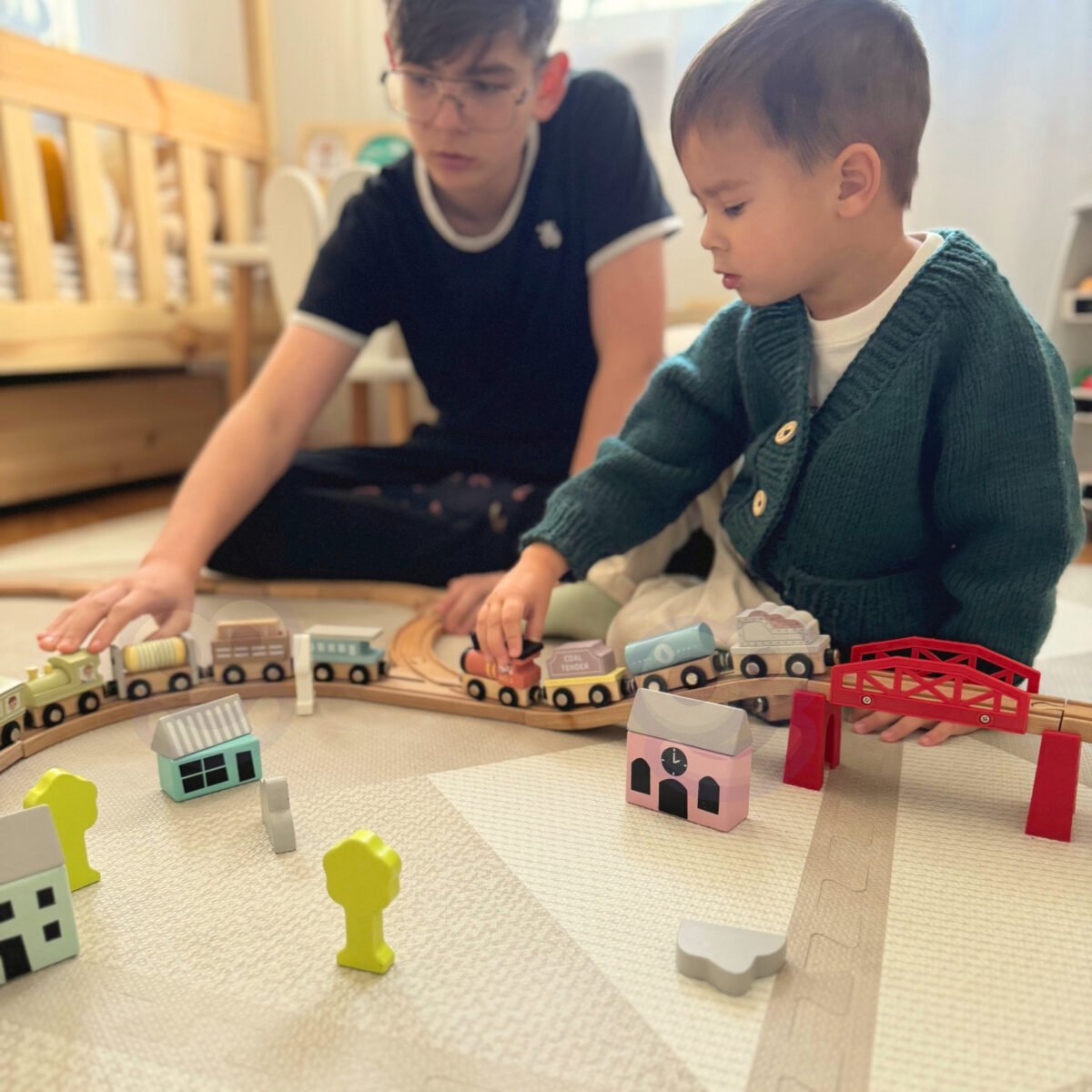 Medinis traukinukų rinkinys su magnetais – Paveikslėlis 4