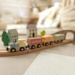 Medinis traukinukų rinkinys su magnetais – Paveikslėlis 7