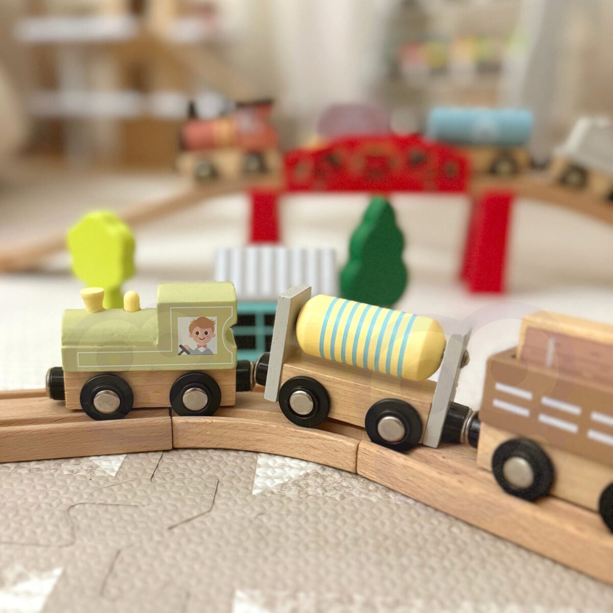 Medinis traukinukų rinkinys su magnetais – Paveikslėlis 9