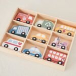 Spalvotų medinių miesto transporto priemonių 9 dalių rinkinys dėžutėje – Paveikslėlis 4